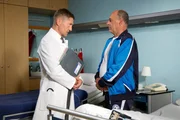 Dr. Kaminski (Udo Schenk, links) diagnostiziert bei Paul Hilpert (Uwe Karpa) harmlose Polypen, die er aber gern operieren w&uuml;rde, um ein Restrisiko auszuschlie&szlig;en. Paul ist allerdings skeptisch: Sagt der Arzt ihm die Wahrheit oder will Kaminski Paul Hilpert nur die Wahrheit ersparen. Paul hat nach dem Tod eines Freundes das Vertrauen in Mediziner verloren.