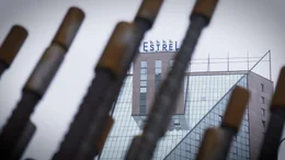Hinter den Stahlstreben des Rohbaus zeichnet sich das Estrel-Hotel ab, das mit seinem Erweiterungsbau zum h&ouml;chsten Hotel Deutschlands werden soll.