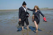 Fanny Reitmeyer (Anke Engelke, re.) und Hagen Kluth (Charly H&uuml;bner, li.) kommen sich beim Wattwandern scheinbar n&auml;her.