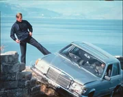 Er ist eben doch ein Superheld: James Bond (Roger Moore) tritt seine Verfolger aus der Kurve.