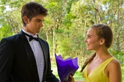 Dan (Luke Erceg) und Ally (Marny Kennedy) gehen zusammen zum Schulball. Sie geben ein s&uuml;&szlig;es Paar ab.