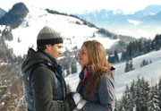 Verliebt macht Moritz (Daniel F&uuml;nffrock, l.) Theresa (Ines Lutz, r.) einen Heiratsantrag.