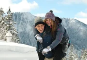 Theresa (Ines Lutz, r.) und Moritz (Daniel F&uuml;nffrock, l.) genie&szlig;en ihre Zweisamkeit im Schnee.