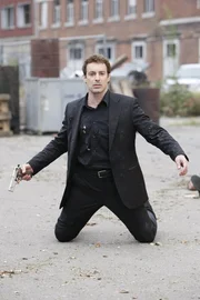 Bei der wilden Schie&szlig;erei wurde Chris (Gedeon Burkhard) von den Gangstern getroffen und geht zu Boden...