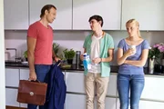 Martin Stein (Bernhard Bettermann, links) geht die Anwesenheit von Maries (Henriette Zimmeck, rechts) Freund Steffen (Timon Wloka) gehörig auf die Nerven. Martin fordert mehr Ruhe in seinem Zuhause. Als mal wieder ein Streit eskaliert, hat Marie das ständige Vermitteln zwischen den beiden satt und sagt ihrem Vater, dass er seine Ruhe haben kann: Steffen hat eine Wohnung gefunden und Marie wird mit ihm zusammenziehen. Martin Stein (Bernhard Bettermann, links) geht die Anwesenheit von Maries (Henriette Zimmeck, rechts) Freund Steffen (Timon Wloka) gehörig auf die Nerven. Martin fordert mehr Ruhe in seinem Zuhause. Als mal wieder ein Streit eskaliert, hat Marie das ständige Vermitteln zwischen den beiden satt und sagt ihrem Vater, dass er seine Ruhe haben kann: Steffen hat eine Wohnung gefunden und Marie wird mit ihm zusammenziehen.