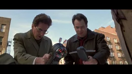 Spengler (Harold Ramis, li.) und Venkman Stantz (Dan Aykroyd, re.) untersuchen die Abwasserkan&auml;le