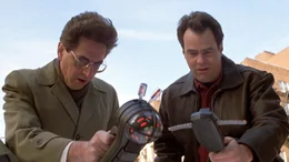 Spengler (Harold Ramis, li.) und Venkman Stantz (Dan Aykroyd, re.) untersuchen die Abwasserkan&auml;le