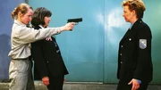 Silke (Judith von Radetzky, re.) schiebt Strafdienst an der Schleuse, als Renate (Marion Reuter, li.) sich - mit Jutta (Claudia Loerding) als Schutzschild - den Weg in die Freiheit erk&auml;mpfen will.