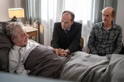 Markus Gellert (Herbert Knaup, M.) und sein Bruder Hajo Gellert (Johannes Herrschmann, r.) wachen am Krankenbett ihres Vaters Bruno Gellert (Michael Hanemann, l.).