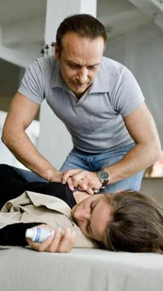 Eva Matuschek (Liane Forestieri) liegt leblos auf dem Boden. Kommt Semir (Erdogan Atalay) zu sp&auml;t?