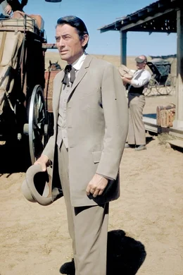 James McKay (Gregory Peck) wirkt in seinem Anzug mitten im Wilden Westen etwas fehl am Platz -  und wird im Handumdrehen zur Zielscheibe der Hannasseys.