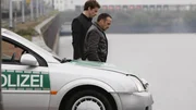 Chris (Gedeon Burkhard, li.) und Semir (Erdogan Atalay) konnten den Gangster stoppen, in dem sie ihn ins Hafenbecken bef&ouml;rderten.