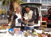 Tr&ouml;del-Experte S&uuml;kr&uuml; und Linda versuchen einige der alten Sachen an den Mann zu bringen.