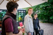 Als Elias (Orlando Lenzen, l.) Leo (Aurel Klug, Mitte) alles gestehen m&ouml;chte, platzt Lale (Yeliz Simsek, r.) dazwischen.
