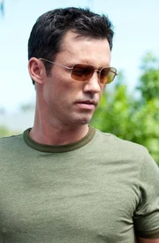 F&uuml;r Michael Westen (Jeffrey Donovan) gibt es ein &uuml;berraschendes Wiedersehen mit seinem ehemaligen Nachbarn: Der Drogendealer, den er damals angeschossen hatte, um ihn zum Auszug zu &uuml;berreden, ist aber nicht gekommen, um Rache zu nehmen, sondern um seine Hilfe zu erbitten.