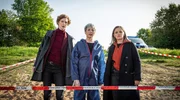 Am Leichenfundort, v.li.: Luise Wolfram als Linda Selb, Helen Schneider als Edda Bingley, Jasna Fritzi Bauer als Liv Moormann