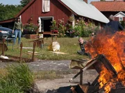 Kommissar Wallander (Kenneth Branagh, re.) und seine Kollegin Ann-Britt Hoglund (Sarah Smart) versuchen Wallanders Vater Povel (David Warner) zu helfen, der au&szlig;er sich ist vor Verzweiflung.