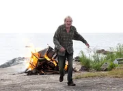 Wallanders verwirrter Vater Povel (David Warner) verbrennt in einem Anfall seine Bilder.