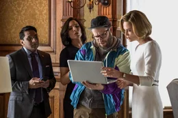 (v.l.n.r.) Tom (Ravi Patel); Maggie Millikan (June Diane Raphael); Fred Flarsky (Seth Rogen); Charlotte Field (Charlize Theron)