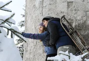 Theresa (Ines Lutz, l.) und Moritz (Daniel F&uuml;nffrock, r.) genie&szlig;en ihre gemeinsame Zeit in den Bergen.