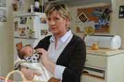 Susanne (Heike Jonca, r.) m&ouml;chte Baby Nikolas (Theodor Hauer, l.) gar nicht mehr hergeben ...