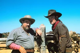 Die Viehz&uuml;chter Rufus Hannassey (Burl Ives, li.) und Buck Hannassey (Chuck Connors, re.) werden schnell zu Kontrahenten von McKay.