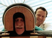 Dr. Sloan (Dick Van Dyke, l.) l&auml;sst sich von einem Masseur ordentlich durchkneten.