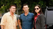 V.l.: Sam Axe (Bruce Campbell), Michael Westen (Jeffrey Donovan) und Agentin Pearce (Lauren Stamile) sind gemeinsam auf der Suche nach einem M&ouml;rder.