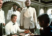 ARD JAMES BOND 007 - OCTOPUSSY (Octopussy), England 1983, Regie John Glen, am Samstag (03.03.12) um 23:00 Uhr im Ersten. James Bond (Roger Moore, 2. v. li.) spielt mit Kamal (Louis Jourdan, re.) um hohen Einsatz.