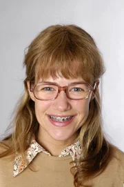 (2. Staffel) - Lisa Plenske (Alexandra Neldel) ist nicht sch&ouml;n, sie sieht sogar unvorteilhaft, zumindest unscheinbar aus. Ihre Eltern lieben sie &uuml;ber alles und haben versucht, ihr alles mitzugeben, was im Leben wichtig ist. Dennoch merkt Lisa fr&uuml;h, dass sie f&uuml;r alles, was anderen zufliegt oder leichter f&auml;llt, k&auml;mpfen muss. (Dieses Foto von Alexandra Neldel darf nur in Zusammenhang mit der Berichterstattung &uuml;ber die Serie Verliebt in Berlin ver&ouml;ffentlicht und verbreitet werden.)