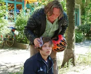 Bernd (Volker Herold, hinten) ist erleichtert, dass Bruno (Tim Sander, vorn) sich wieder aufgerappelt hat und kümmert sich um ihn, während der Krankenwagen auf dem Weg ist. Bernd (Volker Herold, hinten) ist erleichtert, dass Bruno (Tim Sander, vorn) sich wieder aufgerappelt hat und kümmert sich um ihn, während der Krankenwagen auf dem Weg ist.