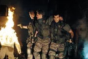 Auf der Flucht vor fleischfressenden Zombies: (v.l.n.r.) Nicholai Sokolov (Zack Ward), Major Cain (Thomas Kretschmann) und Carlos Olivera (Oded Fehr) ...