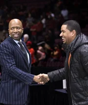 Bei den Ermittlungen in einem neuen Mordfall trifft Billy (Laz Alonso, r.) auf Kenny Smith (Kenny Smith, l.) ...
