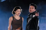Verzweifelt versucht Alice (Milla Jovovich, l.) mit ihren Freunden aus der "Stadt des Todes" zu fl&uuml;chten, bevor Major Cain (Thomas Kretschmann, r.) diese mit Hilfe von biochemischen Waffen endg&uuml;ltig ausl&ouml;schen will ...