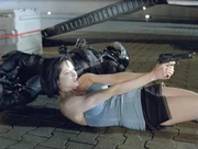 Kaum als Angeh&ouml;rige der Umbrella Corporation-Spezialeinheit S.T.A.R.S. degradiert, da beschlie&szlig;t Jill Valentine (Sienna Guillory) auch schon, diese Stadt zu verlassen. Aber das ist keineswegs einfach ...