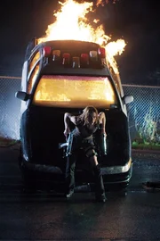 Das t&ouml;dliche Virus hat sich &uuml;ber Raccoon City ausgebreitet. Alice (Milla Jovovich), von der m&auml;chtigen Umbrella Corporation f&uuml;r ein biogenetisches Experiment missbraucht, hat durch die Genmanipulation &uuml;bernat&uuml;rliche Kr&auml;fte entwickelt ...