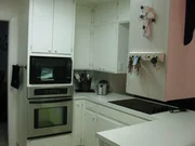 Noch kein sch&ouml;ner Anblick: Joanna und Chip Gaines m&uuml;ssen dieses Mal ein geeignetes Haus f&uuml;r den wohl begehrtesten Junggesellen in Waco, Texas finden. Das "Red Roof House", das "Bachelor Pad" oder das "Peach House" stehen zur Verf&uuml;gung ...