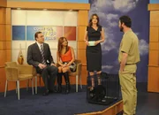 Marshall (Jason Segel, l.) und Lily (Alyson Hannigan, 2.v.l.) sind nach dem &Uuml;berfall auf Marshall bei Robin (Cobie Smulders, 2.v.r.) in der Sendung. Dabei erfahren sie vom Zoow&auml;rter (John Dore, r.), dass der Affe, Captain Bobo, in ein Schutzgebiet f&uuml;r wildlebende Tiere verfrachtet wird ...