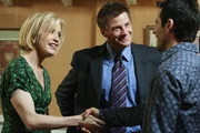 Tom (Doug Savant, M.) trifft auf Susans Party seinen alten Klassenkameraden Bill (Todd Cahoon, r.) wieder. Als er ihn Lynette (Felicity Huffman, l.) vorstellt, ist diese von dessen jugendlichem Aussehen total fasziniert. Daraufhin entwickelt Tom einen Plan ...