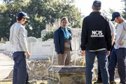 Als eine Waffe gefunden wird, die einem vor 40 Jahren verstorbenen Stabsbootsmann geh&ouml;rt hatte, &ouml;ffnen Pride (Scott Bakula, 2.v.r.) und sein Team den ungekl&auml;rten Fall nochmal. Dr. Wade (CCH Pounder, 2.v.l.) bekommt dadurch die Chance, ein Versprechen einzul&ouml;sen ...