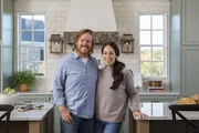 Das Ehepaar Chip (l.) und Joanna Gaines (r.) verwandeln heruntergekommene Immobilien in wahre Traumh&auml;user. Ob sie auch dieses Mal ihre Kunden gl&uuml;cklich machen k&ouml;nnen?