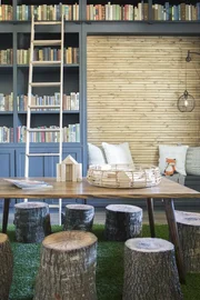 Ein Raum wird zum Spielparadies f&uuml;r die Enkel des Ehepaars ...