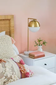 F&uuml;r die Neugestaltung des Zimmers der Tochter entscheidet sich Joanna f&uuml;r einen Ombr&eacute;-Wandanstrich in Pastellt&ouml;nen.