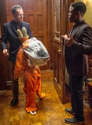 W&auml;hrend Holmes (Jonny Lee Miller, l.) und Watson einem Mordfall auf den Grund gehen, bereitet sich Bell (Jon Michael Hill, r.) mehr oder weniger gut auf seine Pr&uuml;fung f&uuml;r das Sergeant-Examen vor ...