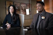Watson (Lucy Liu, l.) und Bell (Jon Michael Hill, r.) investigieren in einem College, das f&uuml;r seine illegalen Anwerbetaktiken bekannt ist und mit zwei Morden in Verbindung gebracht wird ...