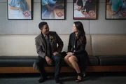 Als ein College mit einem zweifelhaften Ruf in Zusammenhang mit zwei Morden gebracht wird, statten Bell (Jon Michael Hill, l.), Watson (Lucy Liu, r.) und Holmes der Universit&auml;t einen Besuch ab ...