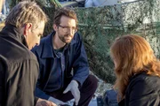 Gemeinsam versuchen sie einen neuen Fall zu l&ouml;sen: Pride (Scott Bakula, l.), Sebastian Lund (Rob Kerkovich, M.) und Abigail Borin (Diane Neal, r.) ...