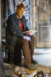 Bei den Ermittlungen im Fall des Bombenanschlags macht Wade (CCH Pounder) eine erschreckende Entdeckung ...