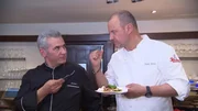 Frank Rosin (r.) hat bereits einen Ansatz f&uuml;r Kostas (l.): Dass das Lokal den Namen einer italienischen Stadt tr&auml;gt, aber kein italienisches Essen anbietet, verwirrt die G&auml;ste - hier muss sich dringend etwas &auml;ndern ...