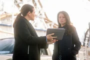 Watson (Lucy Liu, r.) reagiert skeptisch, als sie von ihrer NYPD-Rivalin Cortes (Monique Gabriela Curnen, l.) um Rat gebeten wird. Will die Ermittlerin wirklich Hilfe von Joan oder f&uuml;hrt sie etwas anderes im Schilde?